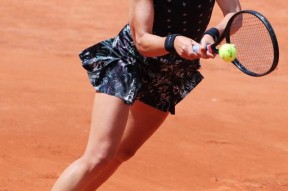 AYX-包含阿扎伦卡迎来五赛季高光表现，瑞士队球迷沸腾！的词条