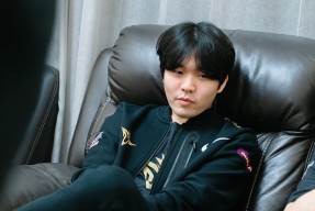 爱游戏- rookie谈tes打jdg 